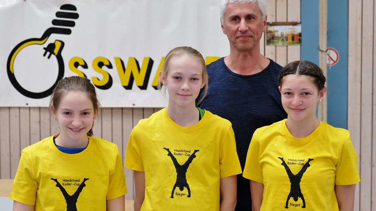 Handstand-Cup-Siegerinnen Leonie Papok, Lucia Temme und Samira Patzak mit Landestrainer Matthias Schlecht
