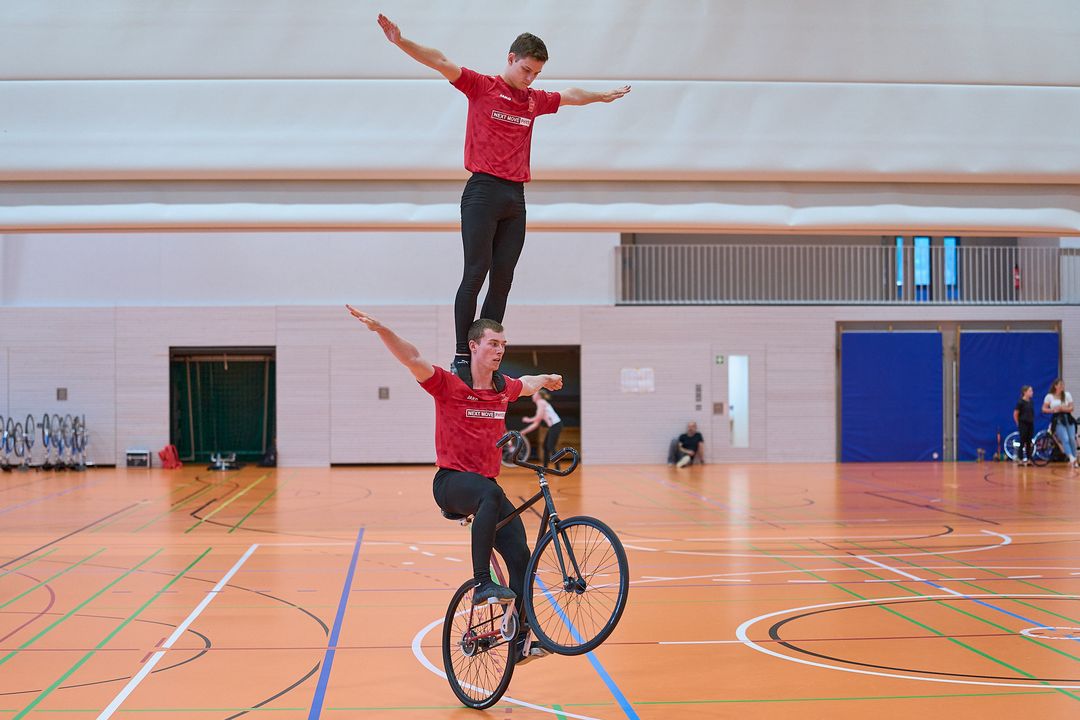 Im 1er Männer konnte sich Philipp-Thies Rapp (Tailfingen) vor Linus Weber (Kirchdorf) und Jonas Beiter (Trillfingen) den Titel sichern. Auf den Plätzen 4 und 5 folgen Simon Köcher (Öschelbronn) und Ruben Geyer (Denkendorf). Alle 5 Sportler haben sich für das DM-Halbfinale sowie die German Masters qualifiziert. Marvin Staudenmaier (Herbrechtingen /Soli) konnte nicht starten. Bei den Frauen gab es mit 14 Starterinnen das größte Teilnehmerfeld. Lara Füller (Poppenweiler) wurde hier Baden-Württembergische Meisterin, vor Hannah Reichle (Bad Schussenried) und Lisa Weber (Kirchdorf) die Bronze gewann. Auf die Ränge 4-14 platzierten sich die Sportlerinnen wie folgt: Sandra Öhler (Herrenzimmern), Theresa Klopfer (Ebnat), Charlotte Bantle (Empfingen), Stella Rith (Bonlanden), Carina Steinhilber (Tailfingen), Nele Metz (Unteribental), Xenia Zahn (Erlenbach), Carolyn Mitterhofer (Wendlingen), Viktoria Leinich (Weil im Schönbuch), Sofia Reichert (Poppenweiler) und Mia-Marie Muffler (Orsingen). Die ersten 11 Sportlerinnen sind hier beim DM-Halbfinale startberechtigt. Im 2er Frauen wurden Anika Papok/Anna-Sophia von Schneyder (Lottstetten) Landesmeisterinnen vor Sara und Lisa Knobelspies (Volkertshausen), beide Paare erreichten die Qualifikationspunktzahl für das DM-Halbfianle. Die Plätze 3 und 4 erreichen Andrea und Miriam Eugster (Lorch) sowie Nele Metz/Anne Dürrmeier (Unteribental). Simon Riedinger/Jonas Mächtig (Ilsfeld) gewannen den Titel im 2er Elite offen vor Torben Staudenmaier/Sonja Stalter (Herbrechtingen/Soli) und erreichten die notwendige Punktzahl für die weiteren Wettbewerbe. Das Duo Patrick Tisch/Julia Hämmerli (Magstadt) konnte nicht starten. Auch im 4er Kunstrad Frauen konnte beide Mannschaften sich für das DM-Halbfinale qualifizieren. Hier gewannen Carolin Schmid / Alina Bötzer / Franziska Bötzer / Sabrina Bürßner vom RMSV Aach Gold vor Denkendorf mit Lena Kling / Tamara Richter / Leonie Weber / Julia Wörner. Weitere vier Mannschaften traten im 4er Kunstrad Elite offen an. Hier wurden Lena Andorinha / Rebecca Grote / Yannick Gaißer / Jone Burow vom RMSV Aach Baden-Württembergische Meister. Silber ging an die SG Ilsfeld/Erlenbach mit Lea Keicher / Silja Donis / Xenia Zahn / Fabian Kerner und Bronze an Ebnat in der Besetzung Carolin Hald / Anita Kotulek / Marina Röck / Alexander Dies. Platz 4erreichte Denkendorf mit der Mannschaft Sylvia Drews / Pablo Geyer / Mike Lauterbach / Annika Schmauk. Auch hier sind alle für die weiteren Wettkämpfe auf nationale Ebene qualifiziert.  Der 6er Kunstradsport wird lediglich in der Offenen Klasse ausgetragen, hier gab es für den RMSV Aach einen Doppelsieg. Gold ging an Lena Andorinha / Rebecca Grote / Anika Meßmer / Hannah Elsässer / Yannick Gaißer / Jone Burow und silber an Natalie Grote / Sarah Bötzer / Carolin Schmid / Alina Bötzer /Franziska Bötzer / Sabrina Bürßner. Ebnat holte sich hier Bronze durch Peggy Kienle / Marina Röck / Alexander Deis / Anita Kotulek /Carolin Hald / Jessica Haag. Alle drei Mannschaften werden beim DM-Halbfinale dabei sein. Mit sieben Startern war das 4er Einrad der Frauen die größte Mannschaftsdisziplin bei der Baden-Württembergischen Meisterschaft, die sich alle weiter qualifizieren konnten. Den Titel holte sich das Aacher Quartett Sarah Bötzer / Alina Bötzer / Franziska Bötzer / Sabrina Bürßner. Silber und Bronze ging an die Mannschaften des ausrichtenden RC Oberesslingen, in der Besetzung  Jenny Schäfer / Amelie Gölz / Vivien Schuler / Madeline Schuler und Annett Horlacher / Marleen Aeckerle / Luisa Aeckerle / Kaja Luna Demuth. Rang vier belegten die zweite Mannschaft aus Aach mit Natalie Grote / Anika Meßmer / Hannah Elsässer / Carolin Schmid. Die Plätze 5 -7 gingen an Ravensburg (Sarah Rudolf / Sarah Tesch / Alisa Arndt / Julia Linder), Kieselbronn (Ronja Katz / Celina Faber / Celine Braun / Carolin Lang) und Nufringen (Tabea Fricke / Clara Kim / Amelie Maier / Ronja Seifried). Als alleiniger Starter im  4er Einrad Elite offen wurden  Lena Andorinha / Rebecca Grote / Yannick Gaißer / Jone Burow Landesmeister. Einen weiteren Doppelsieg gab es im 6er Einrad Elite offen für die Aacher Mannschaften, hier gewannen mit weniger als einem Punkt Vorsprung Natalie Grote / Sarah Bötzer / Carolin Schmid / Alina Bötzer /Franziska Bötzer / Sabrina Bürßner vor Lena Andorinha / Rebecca Grote / Anika Meßmer / HannahElsässer / Yannick Gaißer / Jone Burow. Bronze ging an die Lokalmatadoren Oberesslingen mit Kaja Luna Demuth / Marleen Aeckerle / Jenny Schäfer /Madeline Schuler / Amelie Gölz / Vivien Schuler und Ravensburg mit Julia Gasser / Sarah Tesch / Saskia Braun / Sarah Rudolf /Alisa Arndt / Anja Linder belegt Platz 4. Alle Mannschaften werden beim DM-Halbfinale dabei sein.